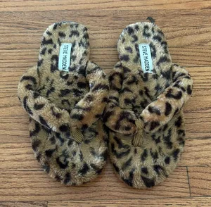 Steve Madden fuzzy leopard flip-flops slippers thumbnail 1