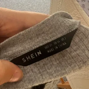 SheIn Grey Crop Top thumbnail 4