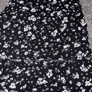 Urban Daisy Boutique Women's Floral Mini Dress Side Medium thumbnail 2