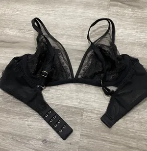 Black Lace Bra. Size 32 C thumbnail 3