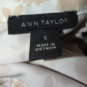 ANN TAYLOR Floral Mock‎ Neck Long Sleeve Blouse Women Size S Beige Button Back thumbnail 3