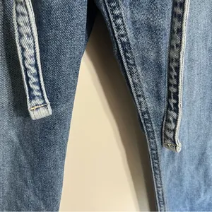Hollister Jeans Curvy Ultra High Rise Mom Jeans Belted Raw Hem Size 7 Regular‎ thumbnail 3