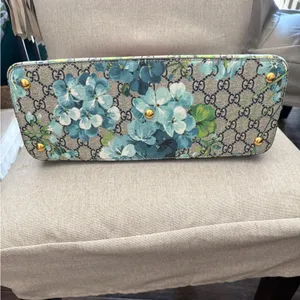 EUC Gucci GG Supreme Monogram Medium Blooms Zip Top Two Way Tote thumbnail 3