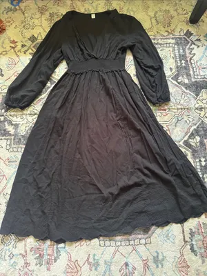 Classic Black Long-Sleeve Midi Dress thumbnail 1