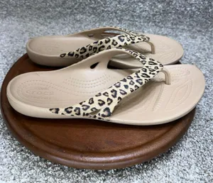 Crocs women’s leopard print flip flops size 9 thumbnail 3