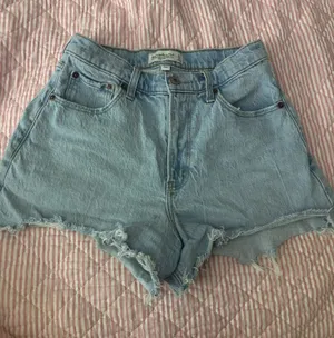 Abercrombie 90s Relaxed Cut-Off Curve Love Shorts thumbnail 1
