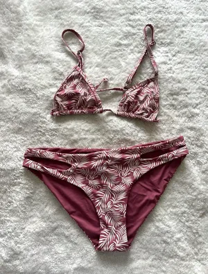 Dippin Daisy’s Leaf Print Triangle Bikini Set thumbnail 1