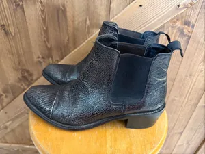 Dolce Vita Women’s Size 8.5 Black Textured Chelsea Ankle Boots thumbnail 3
