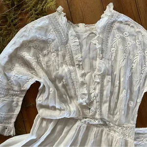 Antique Wedding Gown Size XS thumbnail 3