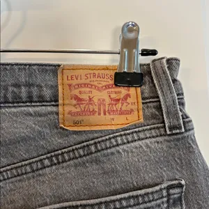 Levi's 501 Jeans Women 28x30 Grey Denim Original Fit Button Fly Stretch 5 Pocket thumbnail 3