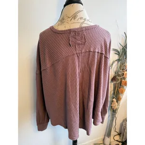We‎ The Free Free People Women S Mauve Waffle Knit Oversized V-Neck Thermal Top thumbnail 3