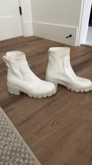 White boots Size 7.5 thumbnail 2