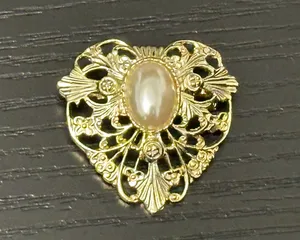 Lovely Vintage Brooch Faux Pearl Cabochon Filigree Gold Tone Heart thumbnail 1