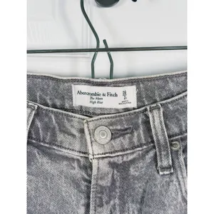 Abercrombie & Fitch The Mom High Rise Jeans 26 (2s) Gray Acid Wash 90s Grunge thumbnail 4