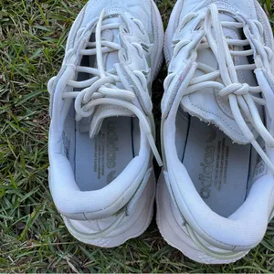 Adidas Ozweego Women’s 8.5 Off White Linen Green Gum Sneakers Running Shoes thumbnail 5