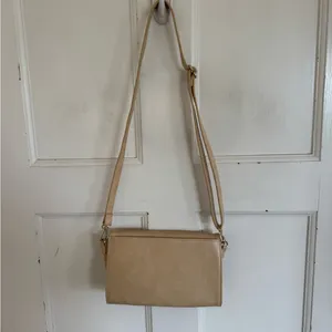Beis The Travel Wallet Bag in beige vegan‎ leather. thumbnail 7