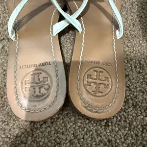 Tory Burch Leighanne Tan Ivory Leather Bow Logo Thong Sandals Flip Flops 8.5 N‎ thumbnail 7
