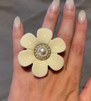 Daisy Cocktail Ring White thumbnail 1