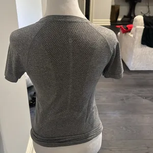 Gray Seamless Athletic Tee thumbnail 4