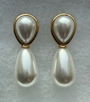 Teardrop pearl and gold bridal earrings thumbnail 1