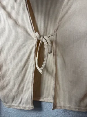 Nwt PrettyLittleThing Beige Ribbed Tie-Front Crop Top‎ Size 2 thumbnail 3