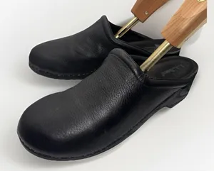 LL Bean Womens Black Leather Clogs Mules Slip On Shoes Sz 9 Comfort Granola Girl thumbnail 1