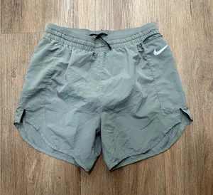 NIKE Women's Dri Fit 5" RUNNING SHORTS GRAY‎ SZ XS thumbnail 1