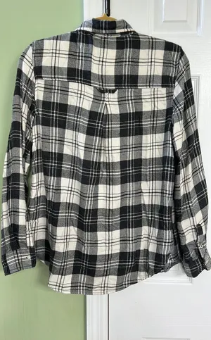 American Eagle cream and black flannel shirt thumbnail 2