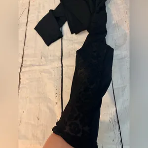 Lululemon women’s black floral mesh panel up side of leg size 6 like new thumbnail 5