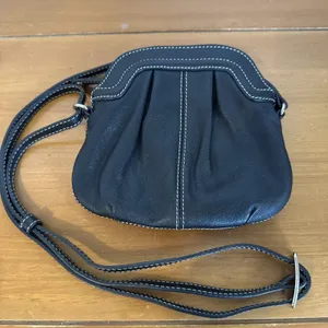 Levenger Carezza On-the-Town Black Leather Pouch Cross Body/Shoulder Bag in EUC‎ thumbnail 2
