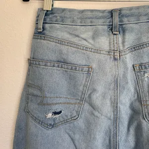 5/$25 American Eagle Distressed Raw Hem Straight Jeans Light Wash‎ thumbnail 5