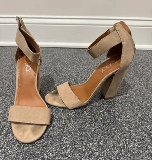 Chic Beige Suede High Heel Sandals Tan Size 7.5 thumbnail 1
