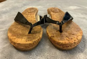 Women’s Me Too Brand Black Patent Cork Flip Flop Sandals Size 7.5 thumbnail 1