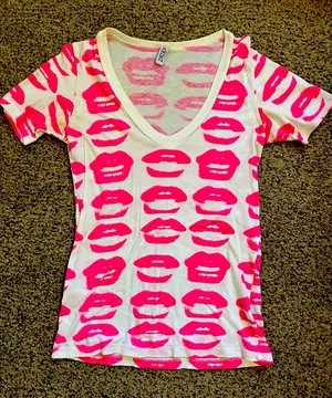 Pink and white lips v neck Size M thumbnail 1