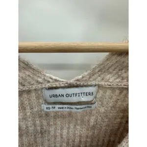 Urban Outfitters Sweater Womens XS Cream‎ Knit Oversized Pullover V-Neck BZ10 thumbnail 5