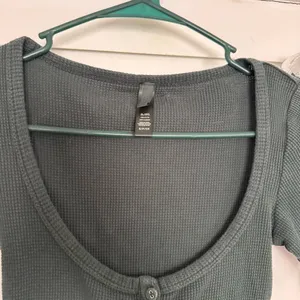 Skims Waffle Spruce Green Short Sleeve Top thumbnail 3