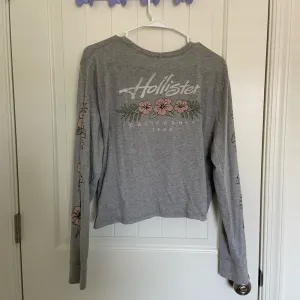 EUC | Hollister women’s gray decorated sleeve cropped‎ tshirt — large thumbnail 6