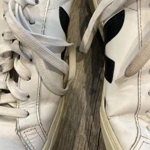 Veja women’s White and Black Sneakers thumbnail 5