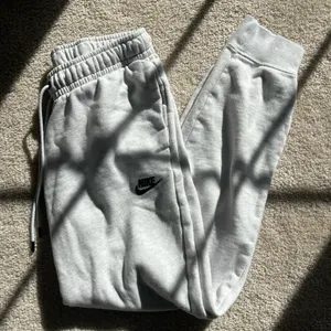 Nike Sportswear Essential Women’s Fleece Pants thumbnail 4
