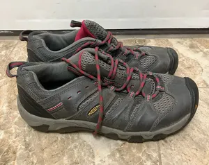 Keen Koven Gray and red hiking shoes thumbnail 1