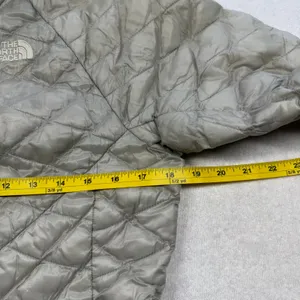 The North Face ThermoBall Jacket Women’s Small Silver Gray Quilted Puffer thumbnail 6