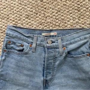 NWOT Levi Strauss Ripped Wedgie Straight Leg Light Blue Denim Jeans Size 28 thumbnail 3
