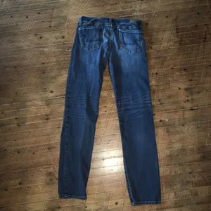 American Eagle size 6 distressed normcore skinny jeans thumbnail 4