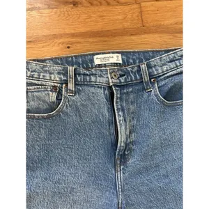 Abercrombie & Fitch Ultra High Rise 90s Straight Jeans Size 28/6S Medium Wash thumbnail 5