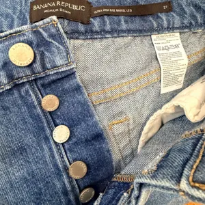 Banana Republic Ultra High Rise Barrel Leg Jeans Womens 27 Blue Denim 100% Cotto thumbnail 7