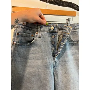 501s Levi's Light Wash Raw Hem High Rise Straight Leg Jeans Size 28 Inseam 32 thumbnail 4