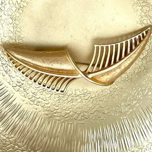 Vintage gold tone brooch thumbnail 3