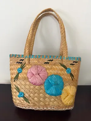 vintage hand-woven Nassau Bahamas raffia flower handbag thumbnail 1