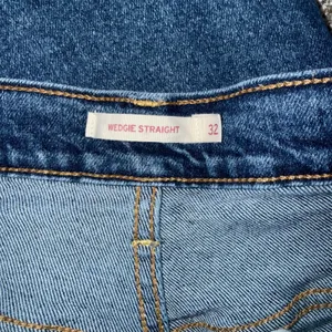 Levi's Wedgie Straight Jeans‎ Womens 32 Blue Good Distressed Raw Hem Button Fly thumbnail 2