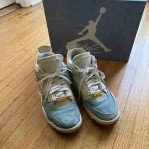 Jordan 4 Retro Tex Denim Light Wash Blue Sneakers Gold Dubrae FB6716-100 thumbnail 3
